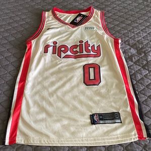 Trailblazers Basketball jersey, Lillard. Nwt
